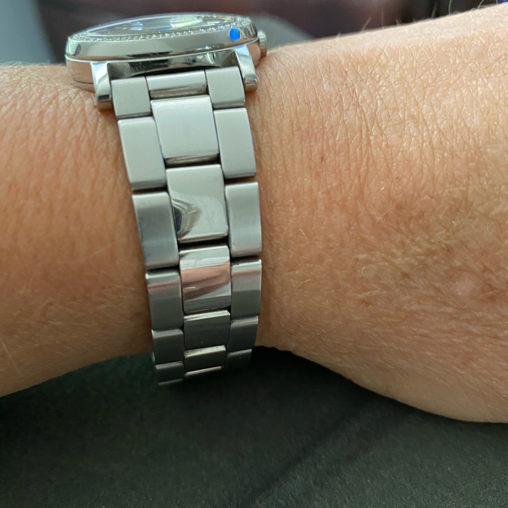 Authentic Gucci w/Diamonds watch - Picture 8 of 9